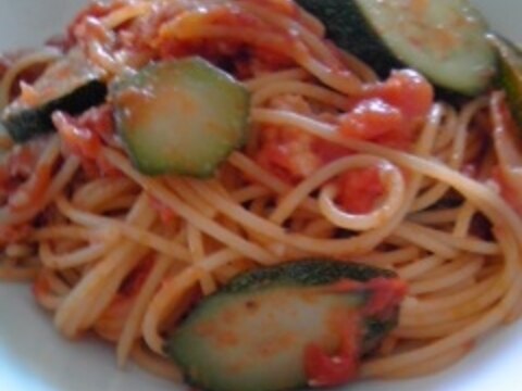 ズッキーニと生ハムのトマトソーススパゲティ